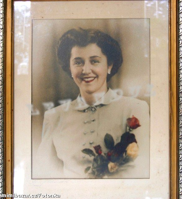 Portrét ŽENA S RŮŽEMI, vintage obraz fotografie