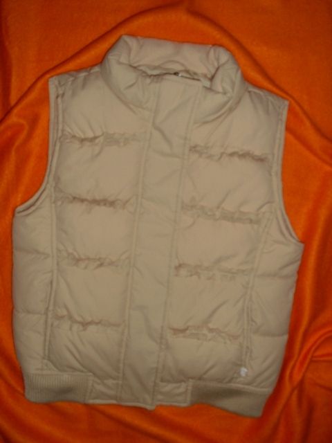 EXKLUZIVNÍ ZIMNÍ PROŠÍVANÁ VESTA S VOLÁNKAMA**GAP*