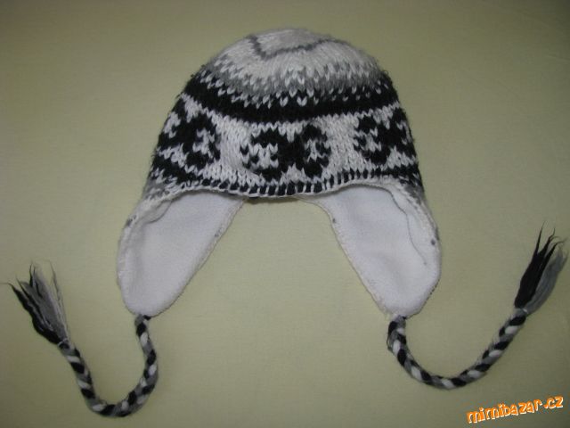 Černo-bílá teplá čepice