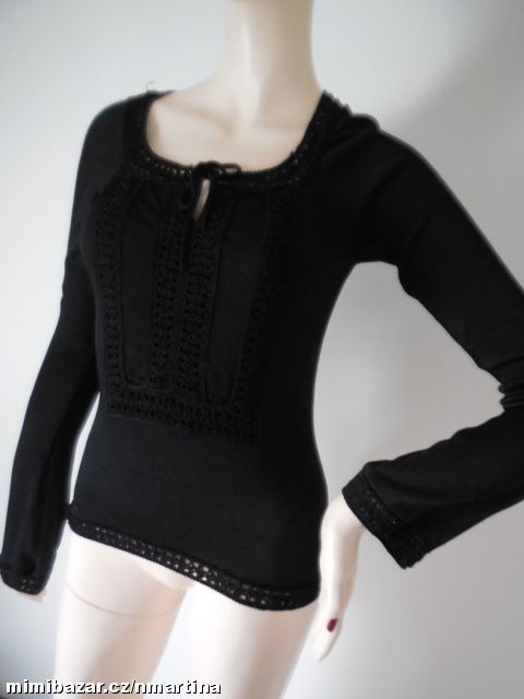 Warehouse tenký černý svetřík s krajkou V. M