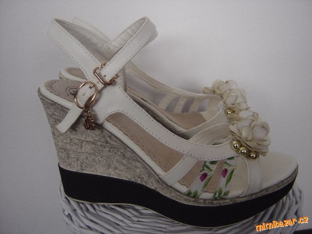 Sandálky na klínku/platformě vel.37