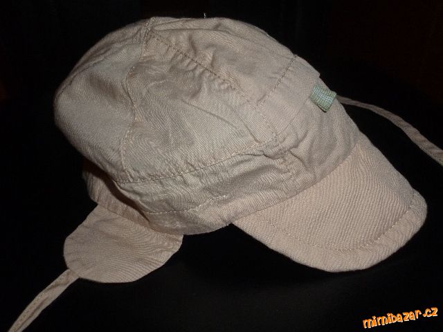 plátěná čepička s kšiltem