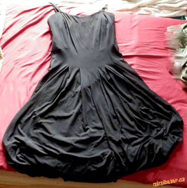 Úžasné černé společenské šaty