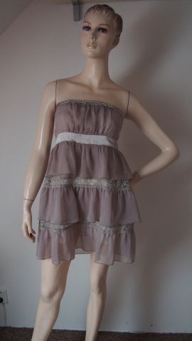 Red queen krajkové šaty s volánky V. L