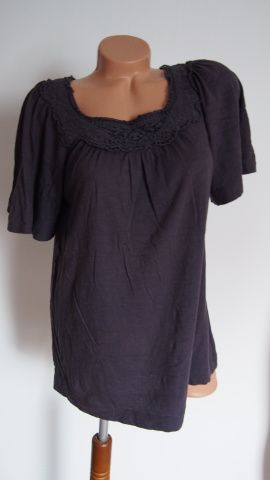 Fialové krásné triko s efektní krajkou V.S