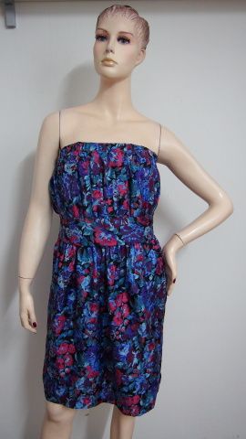 Hedvábně jemné šaty na prsa s květy M-L