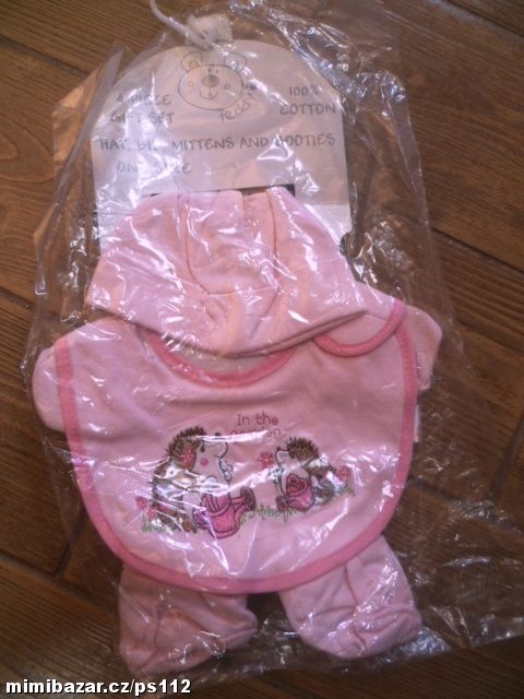 růžový komplet čepice, papučky, bryndák vel. 56/62