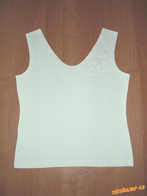Bílý top s výšivkou.