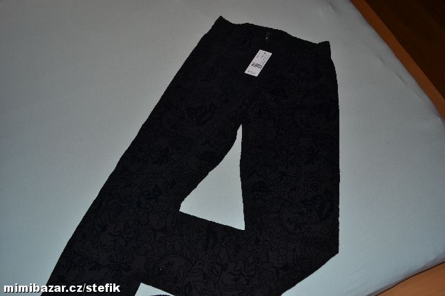 černé legíny s květinovým vzorem