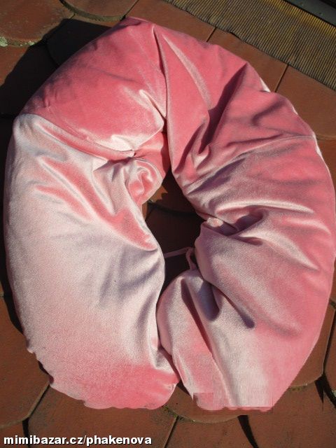 velký růžový plyšový kojící (těhotenský) polštář.