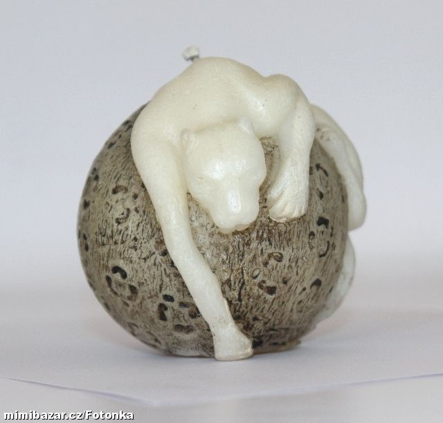 Velká dekorativní svíčka s bílou pumou