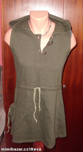 KHAKI ZELENÉ TRENDY ŠATY S KAPUCÍ