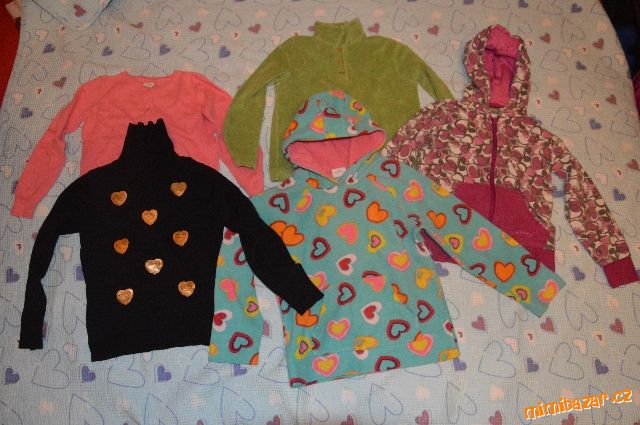 128 mikina mikinka svetřík rolák s flitry srdíčky