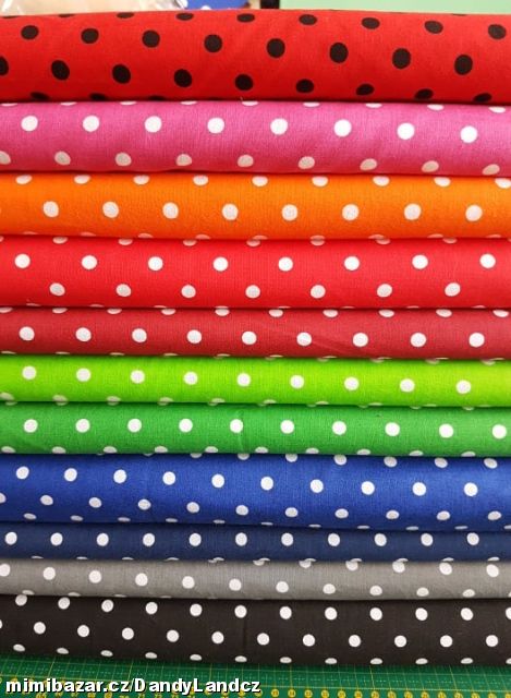 METRÁŽ bavlna šíře 150 cm s puntíky 7mm