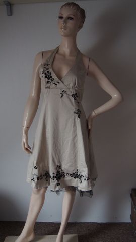 Vestry okrové šaty s výšivkou V.40