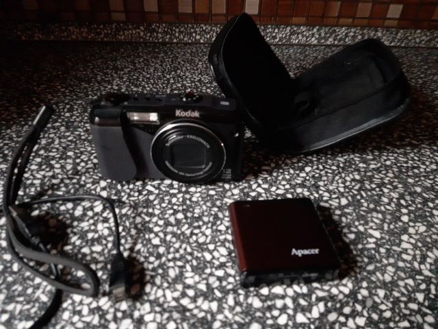 digitální fotoaparát KODAK + čtečka karet