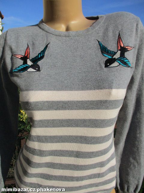šedo krémový proužkatý svetr s ptáčky Sugarhill, 3