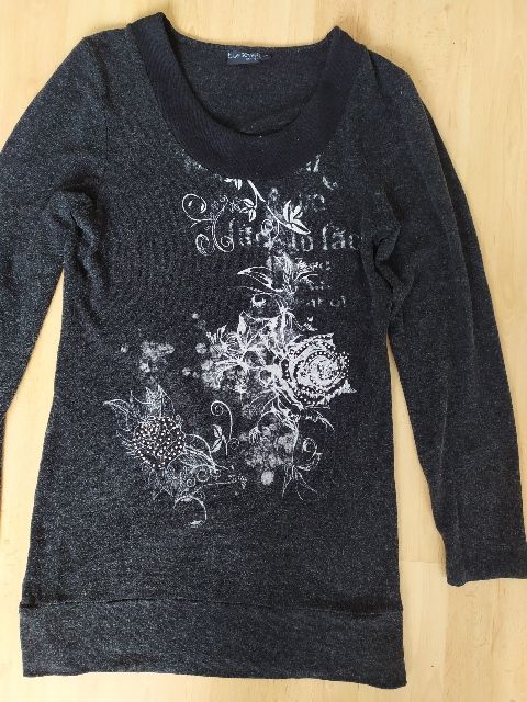 Dlouhý zdobený svetr