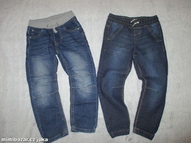 Tmavě modré a šisované džíny / rifle