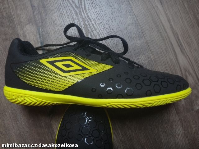 Sportovní boty Umbro v.35(jsou menší)