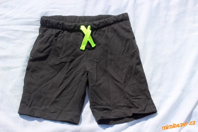 ČERNÉ TEPLÁKOVÉ KRAŤASY