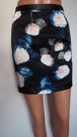 Černá , květovaná sukně s koženkovým lemem V.32