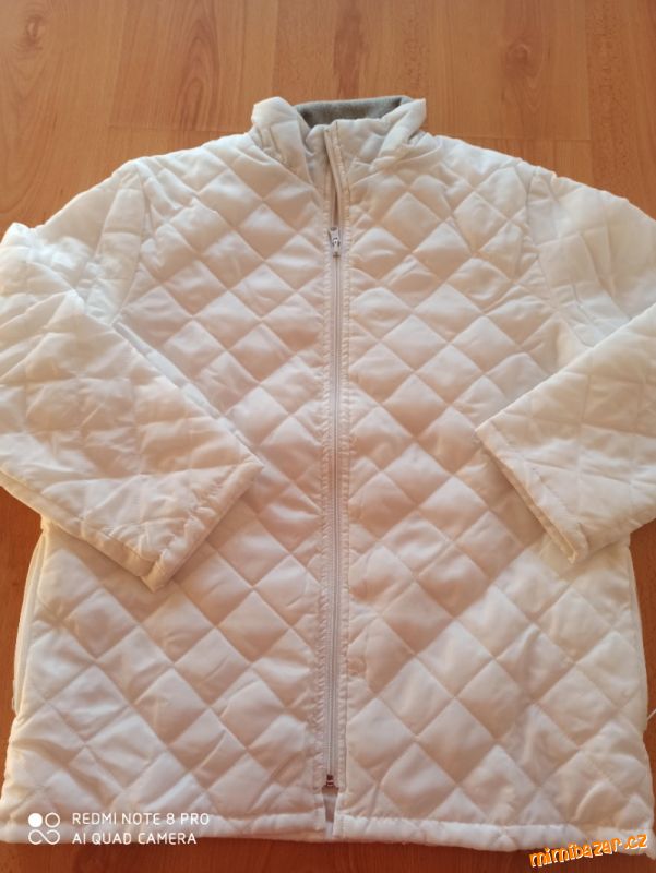 PROŠÍVANÁ BÍLÁ BUNDA PŘECHODOVÁ