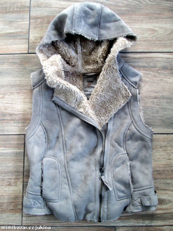 dámská vesta s kapucí