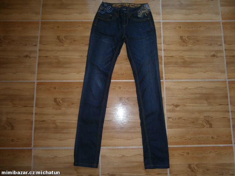 Tmavomodré rifle s výšivkou značky DESIGUAL, vel.24