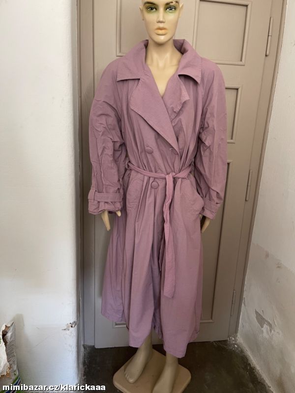 FIALOVÝ KABÁT, PLÁŠŤ