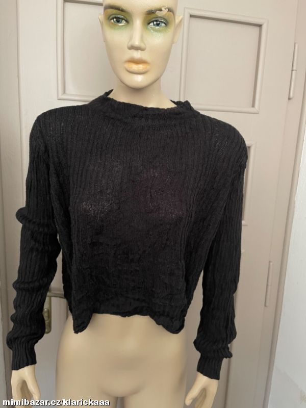 KRATŠÍ ČERNÝ SVETR