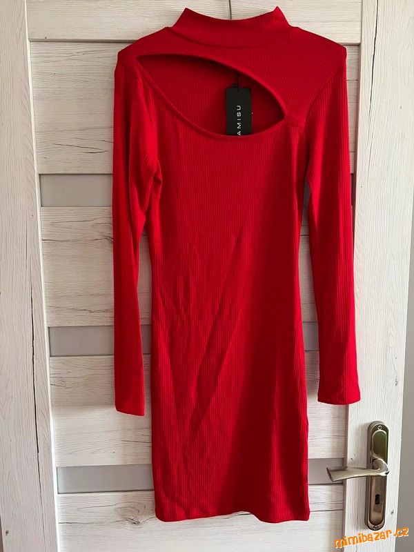Červené šaty s průstřihem AMISU (vel. 36/38)