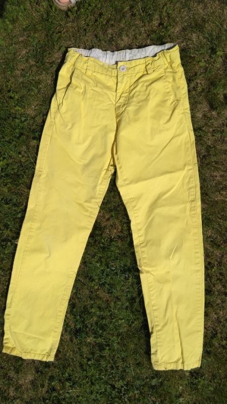 Žluté plátěné kalhoty