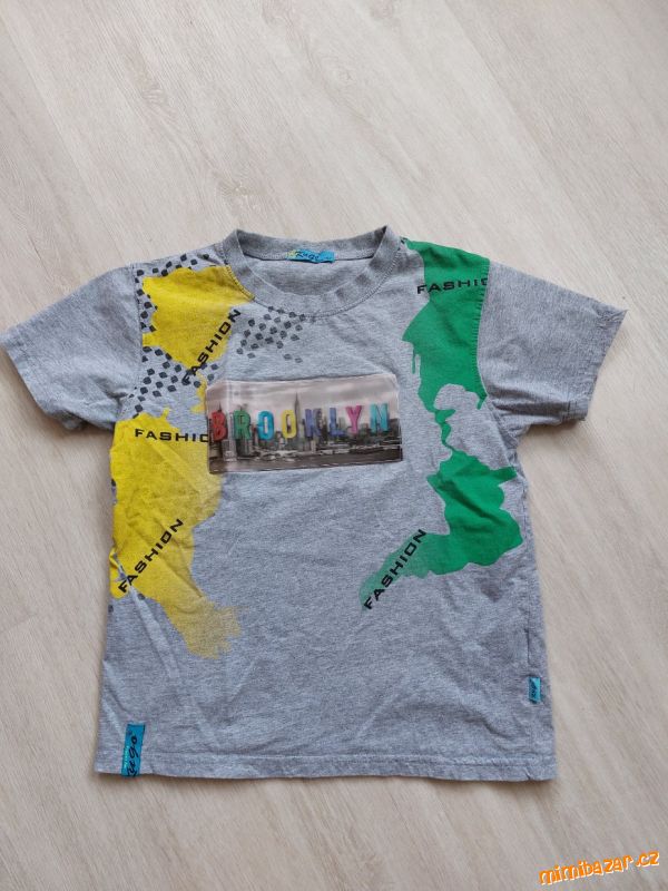 Triko s 3 D aplikací s nápisem Brooklyn