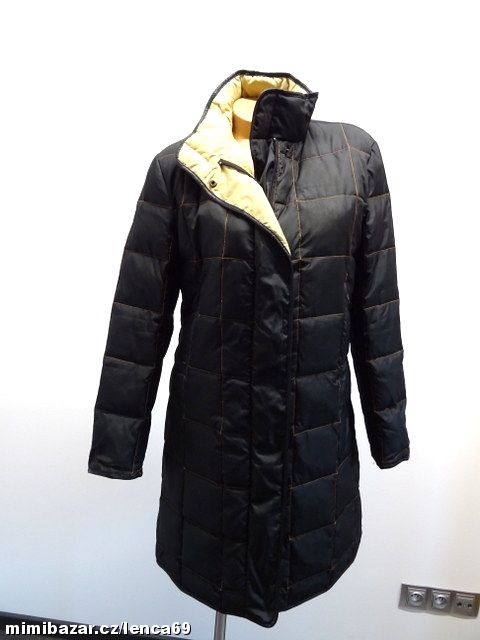 ZNAČKOVÝ PÉŘOVÝ KABÁT