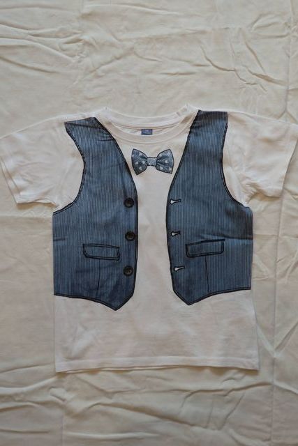 Tričko s potiskem vesty a motýlka