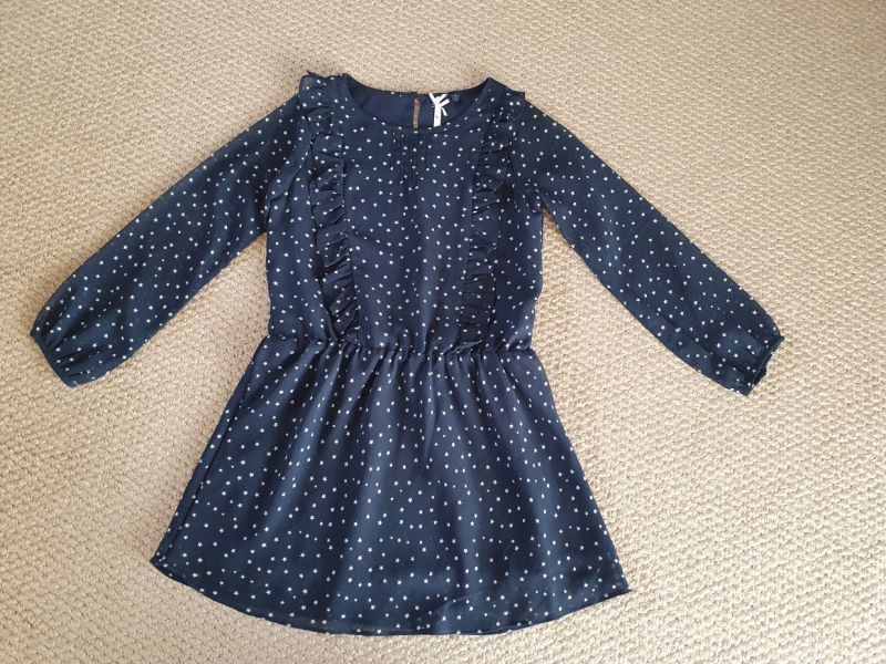 Tmavěmodré šaty s hvězdičkami