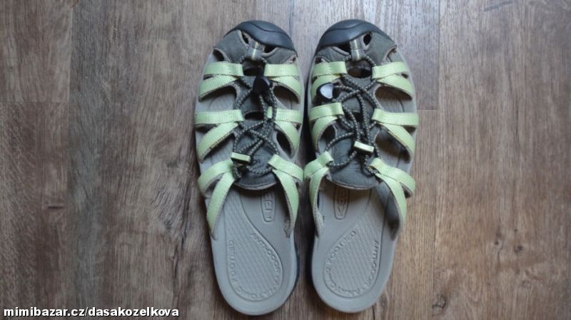 Šedozelené pantofle Keen v.39-2x obuté