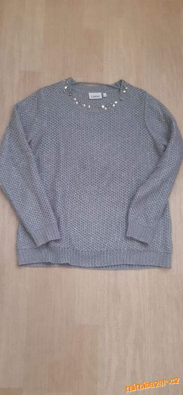 Krásný šedý svetřík s kamínky a korálky