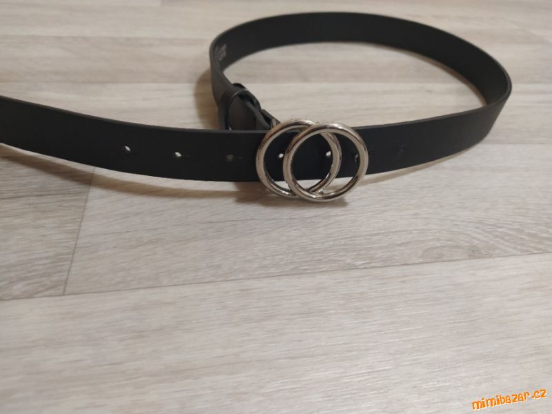 černá pásek se stříbrnou přezkou