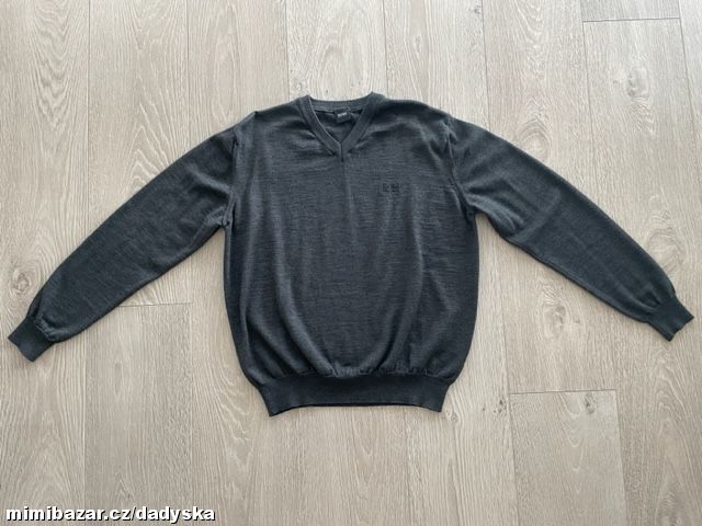 SVETR s výstřihem do V