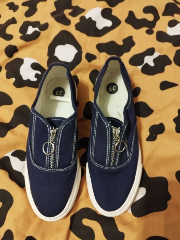 Prodám nové dámské parádní tenisky v.37