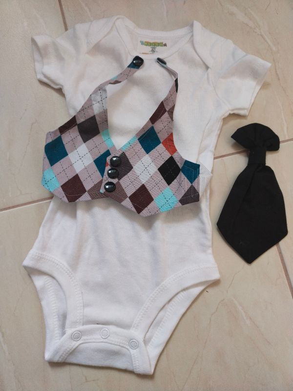Slavnostní mimi body s odepínací kravatou/vestou