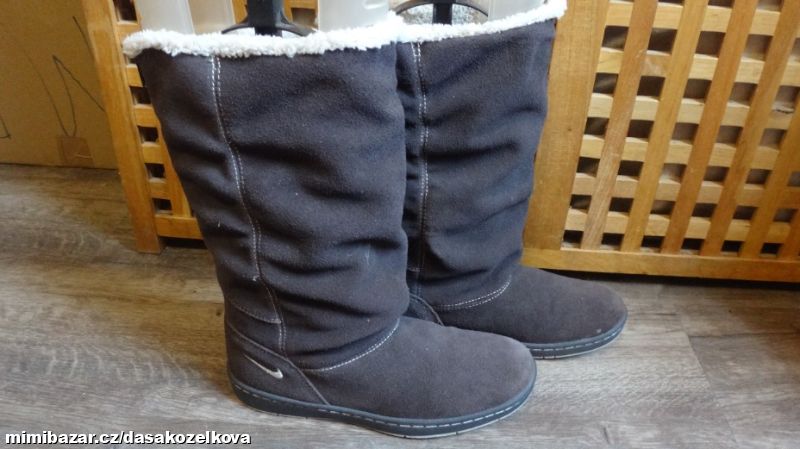 Hnědé kožené kozačky NIKE v.37, 5