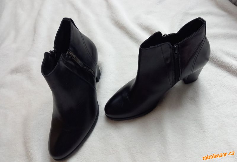 N.O.V.É. kotníčkové boty zn. Rizzoli