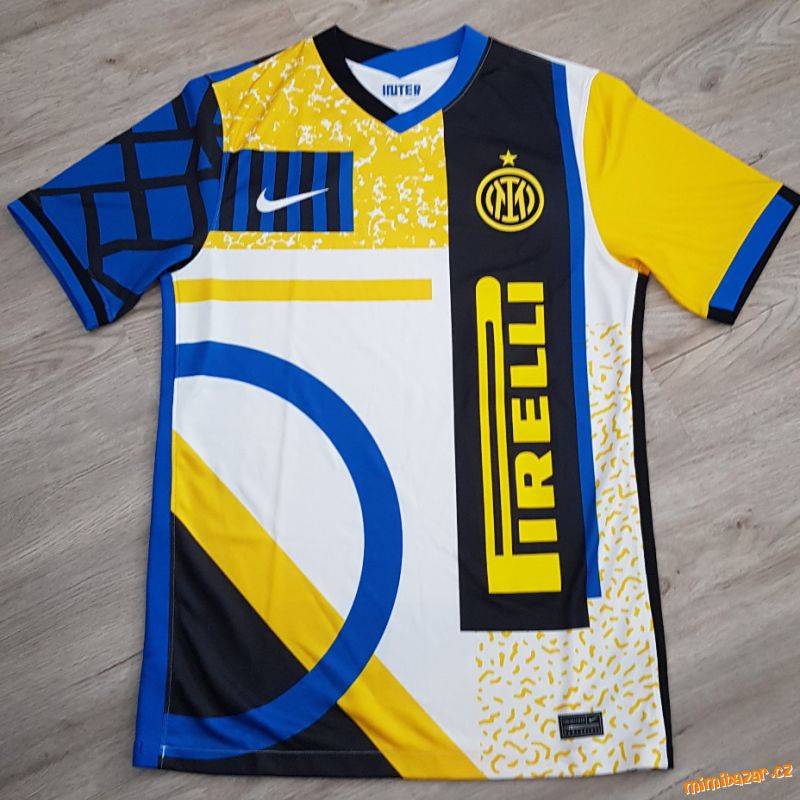 KRÁSNÉ TRIČKO NIKE PIRELLI, BEZ ZNÁMEK NOŠENÍ