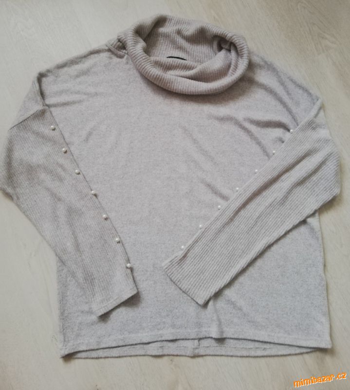 SLABŠÍ BÉŽOVÝ SVETR S VOLNÝM ROLÁKEM