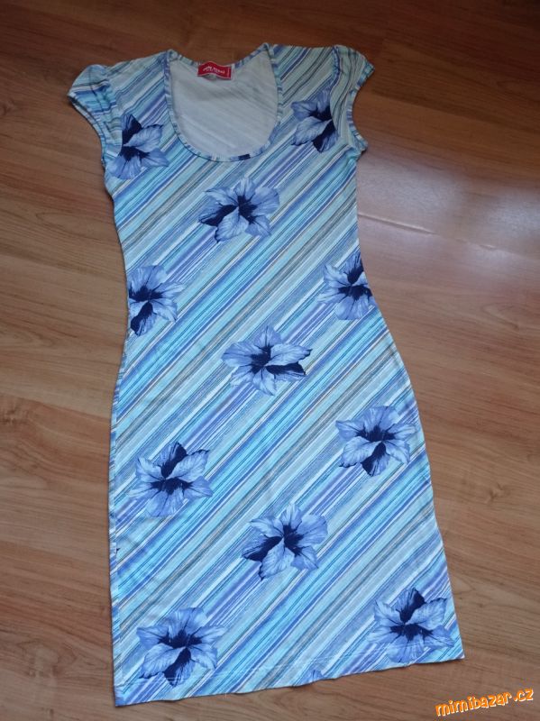 Krásné modré květované šaty