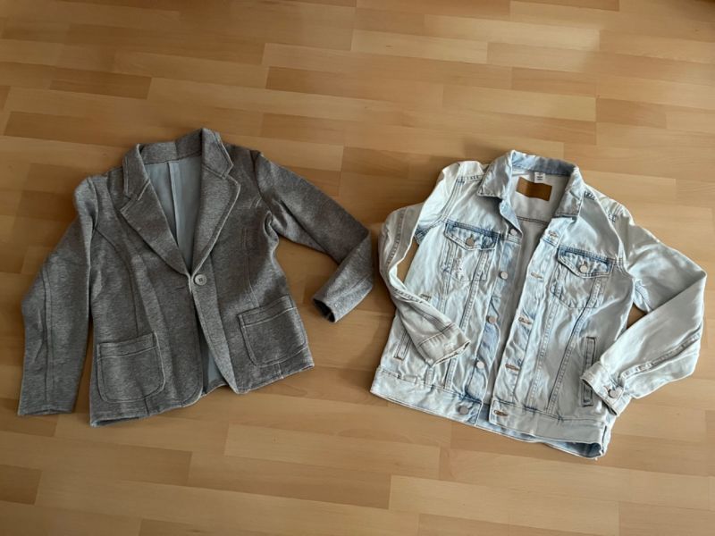 Světlá džiska - riflová bundička a šedé sáčko