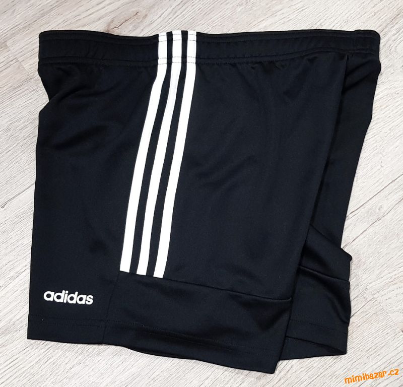 SYTĚ ČERNÉ KRAŤASY ADIDAS , BEZVADNÝ STAV !!